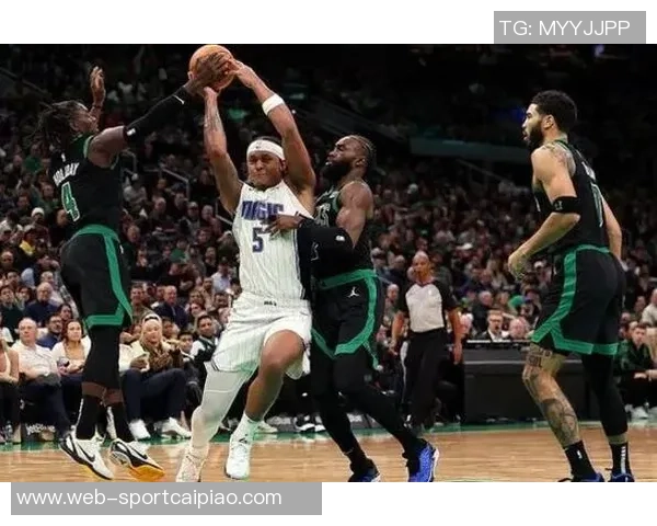 塔图姆赛后与杜克学弟弗拉格亲切交流后者表现惊艳砍下36分9篮板6助攻 塔图姆赛后与杜克学弟弗拉格亲切交流后者表现惊艳砍下36分9篮板6助攻